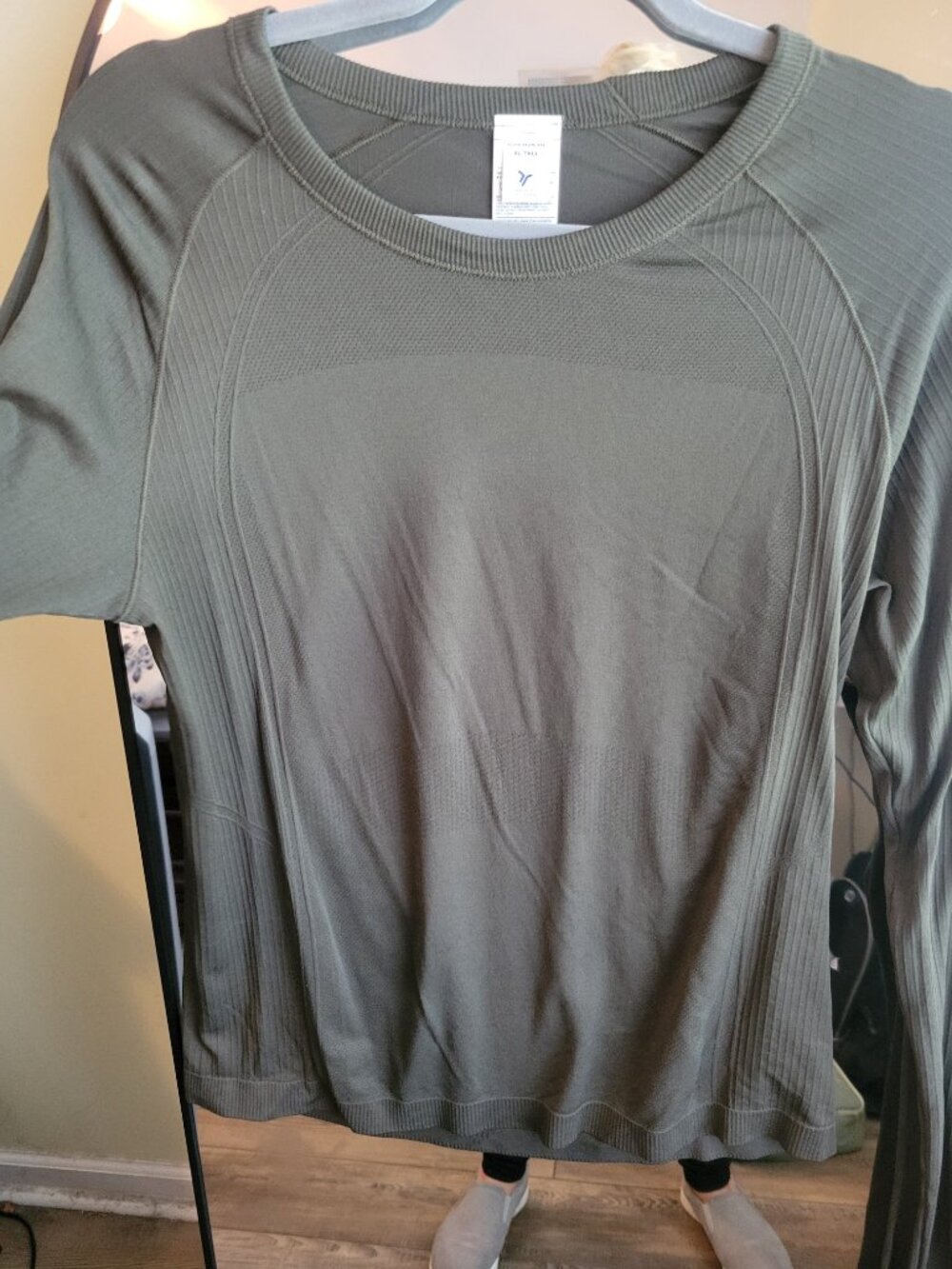 Old Navy Fitted Athletic Top w/ Thumb Holes - Olive Green - XL - Picture 5 of 5